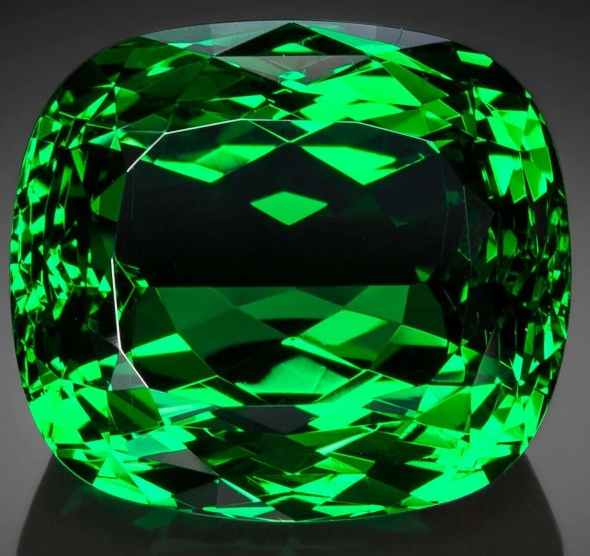 Зеленый камень полудрагоценный изумруд. Изумруд нефрит хризолит. Эмеральд изумруд. Тсаворит и изумруд.