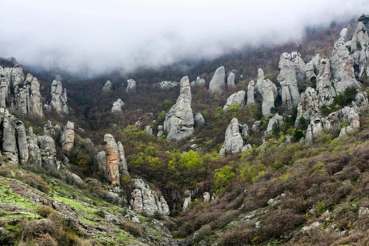 Долина привидений крым алушта. Демерджи долина привидений осень. Демерджи долина привидений. Долина привидений фото. Долина привидений урочище демерджи алушта.