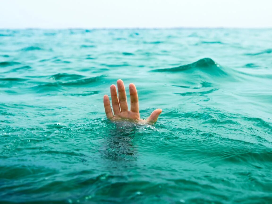 Тонущий человек. Тонущий человек под водой. Человек тонет в воде. Человек тонет в море. Приходить утонуть