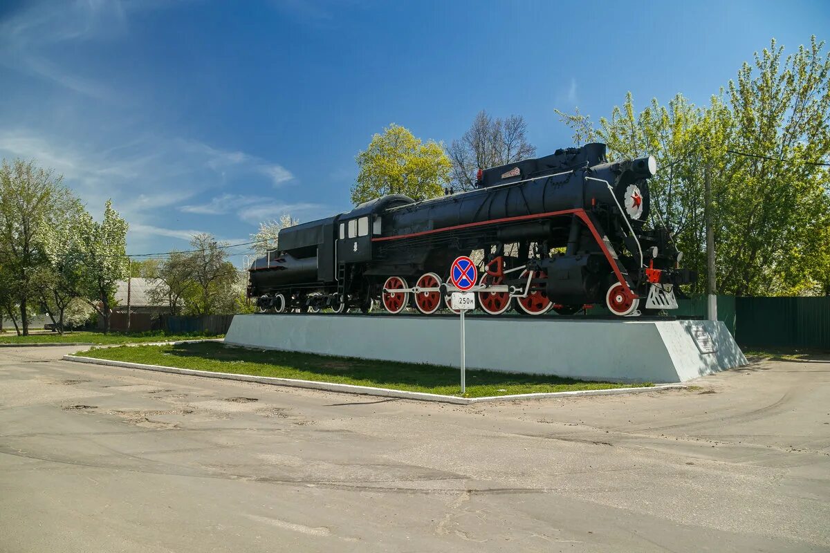 коломенские паровозы. первый паровоз коломенского завода. памятник паровозу в коломне. паровоз л 0012 коломна. монумент паровоза коломна.