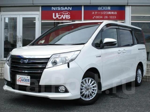 Купить ноах во владивостоке. Минивэн Toyota Noah Hybrid 2015. Тойота Ноах 2014. Toyota Noah CVT. Тойота Noah 2015 капот.