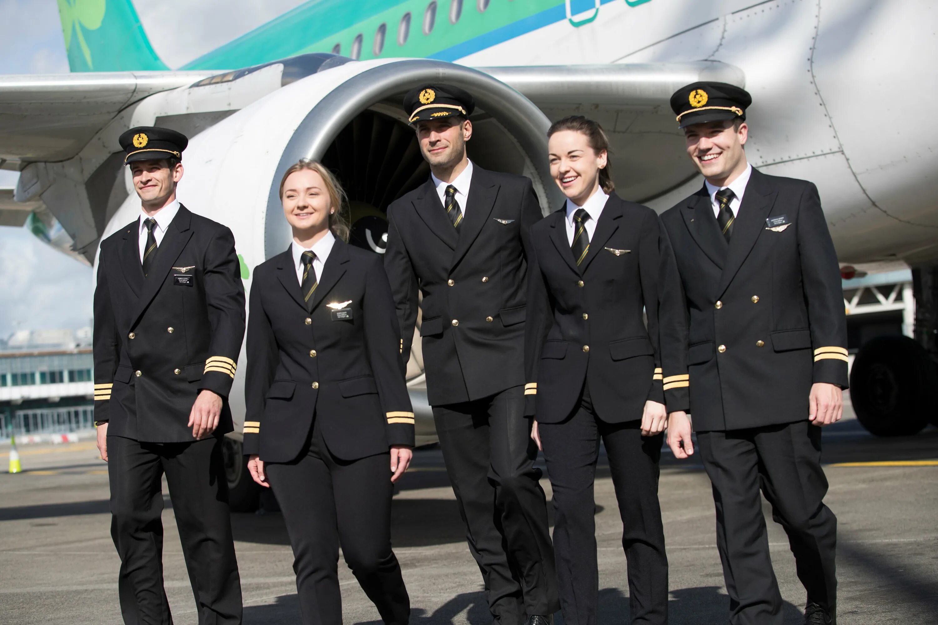 Гражданской авиации отзывы. Aer Lingus униформа 2022. Aer Lingus новая униформа. Aer Lingus униформа 2020. Новая униформа стюардесс авиакомпании aer Lingus.