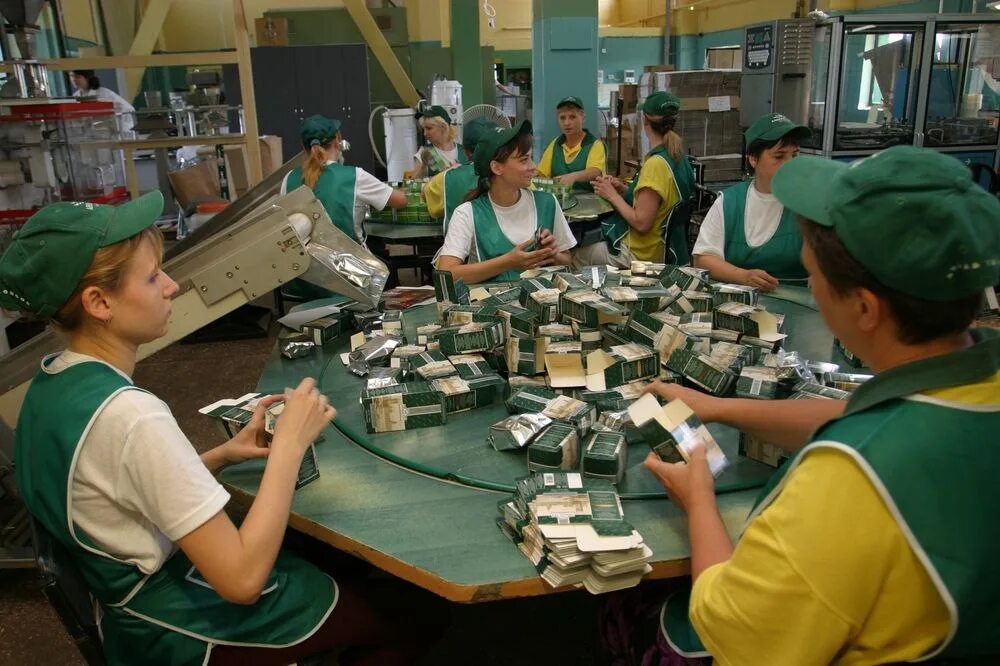 Работа для женщины без опыта в курске. Упаковщик чая. Производство чая фасовка. Фасовка чая на фабрике. Упаковка чая на заводе.