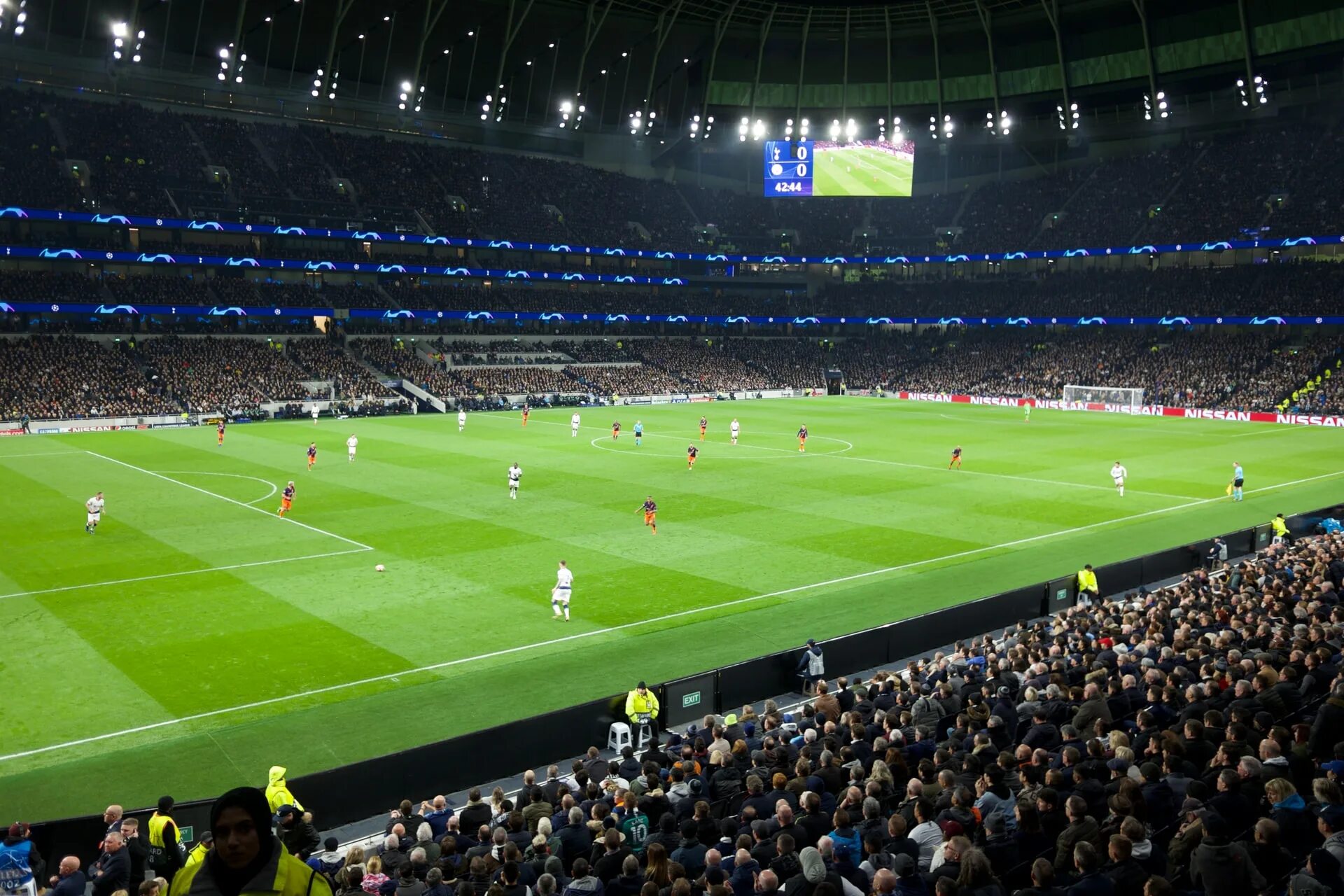 Уефа трансляции матчей. Тоттенхэм Хотспур Стэдиум лига чемпионов. UEFA Champions League стадион. Футбольный стадион Тоттенхэм. Ювентус Стэдиум стадион лига чемпионов.