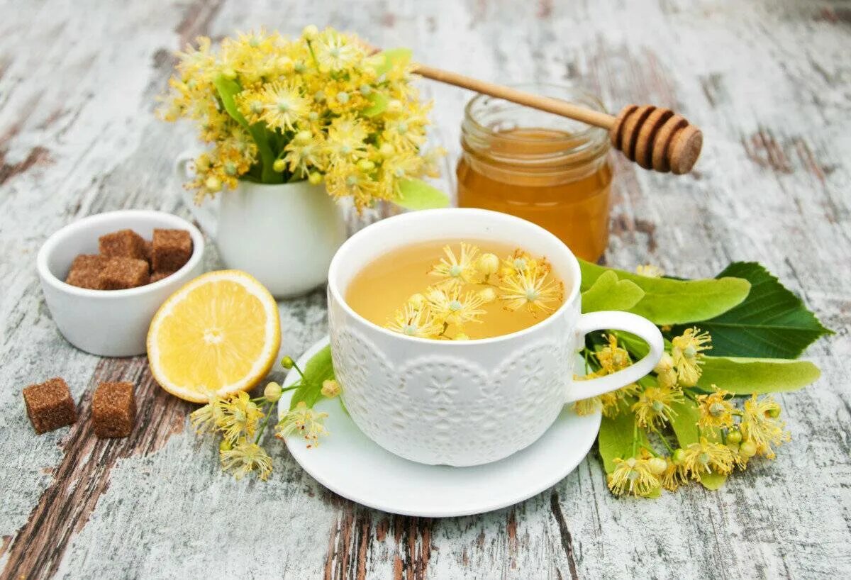 Чай с медом вред. Липовый чай. Мед и травы. Липа чай. Чай с лимоном и медом.