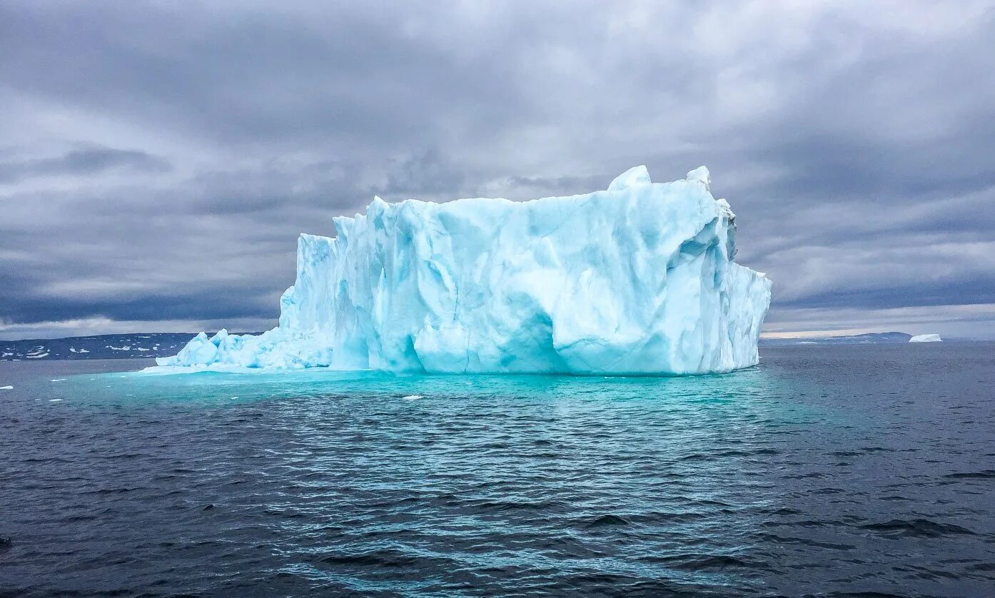 Бассейн антарктического океана реки. Айсберги в Атлантическом океане. Северная Атлантика Айсберг. Гидросфера Айсберг. Куполообразные айсберги.