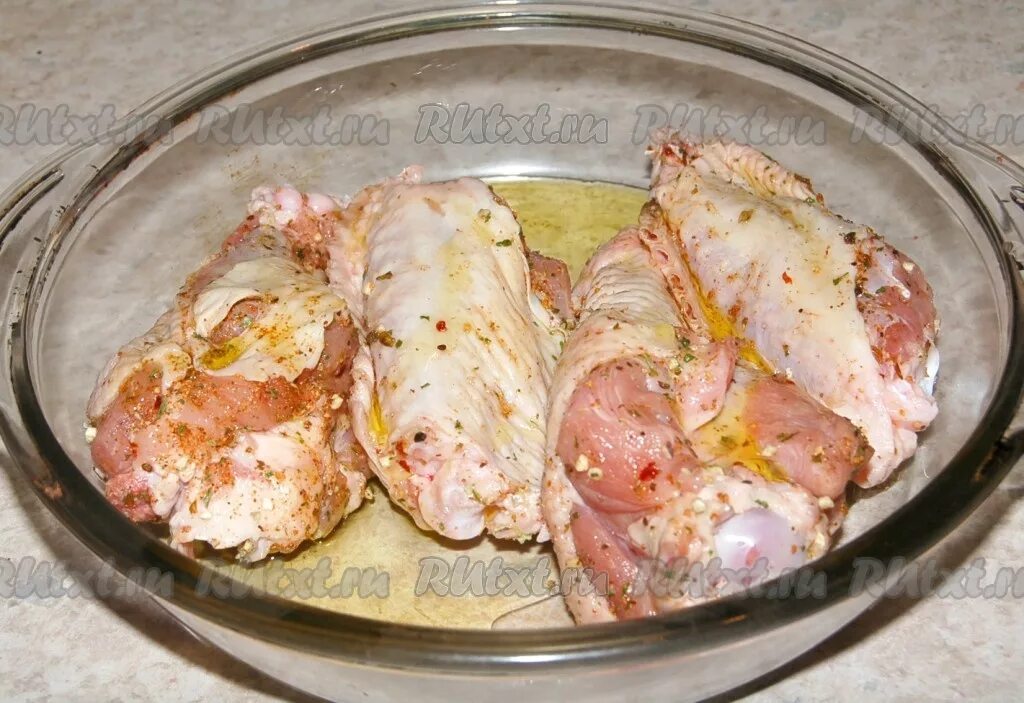 Крылья индейки в духовке в фольге. Крылышки индейки в духовке. Запеченные крылышки индейки в духовке. Крылышки индейки в духовке. Крыло индейки рецепты как вкусно.