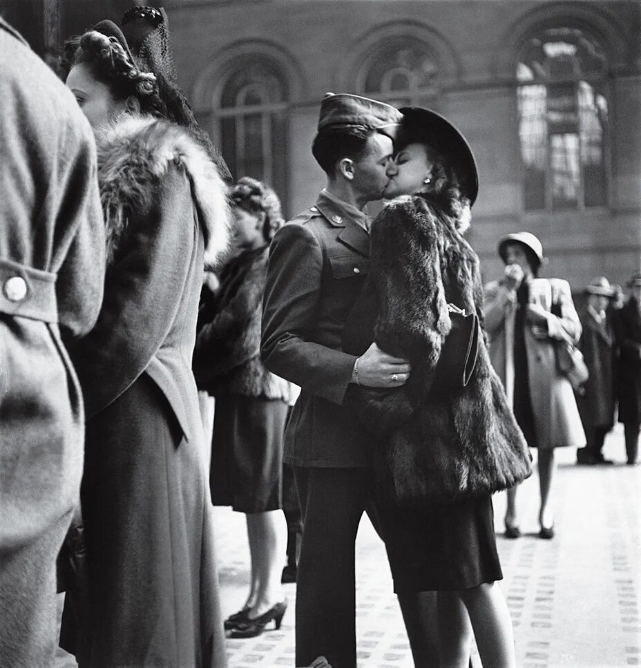 Прощание. Прощание влюбленных на Пенсильванском вокзале в 1943. Робер Дуано 1944. Робер Дуано поцелуй. Прощание с солдатами на вокзале 1941.