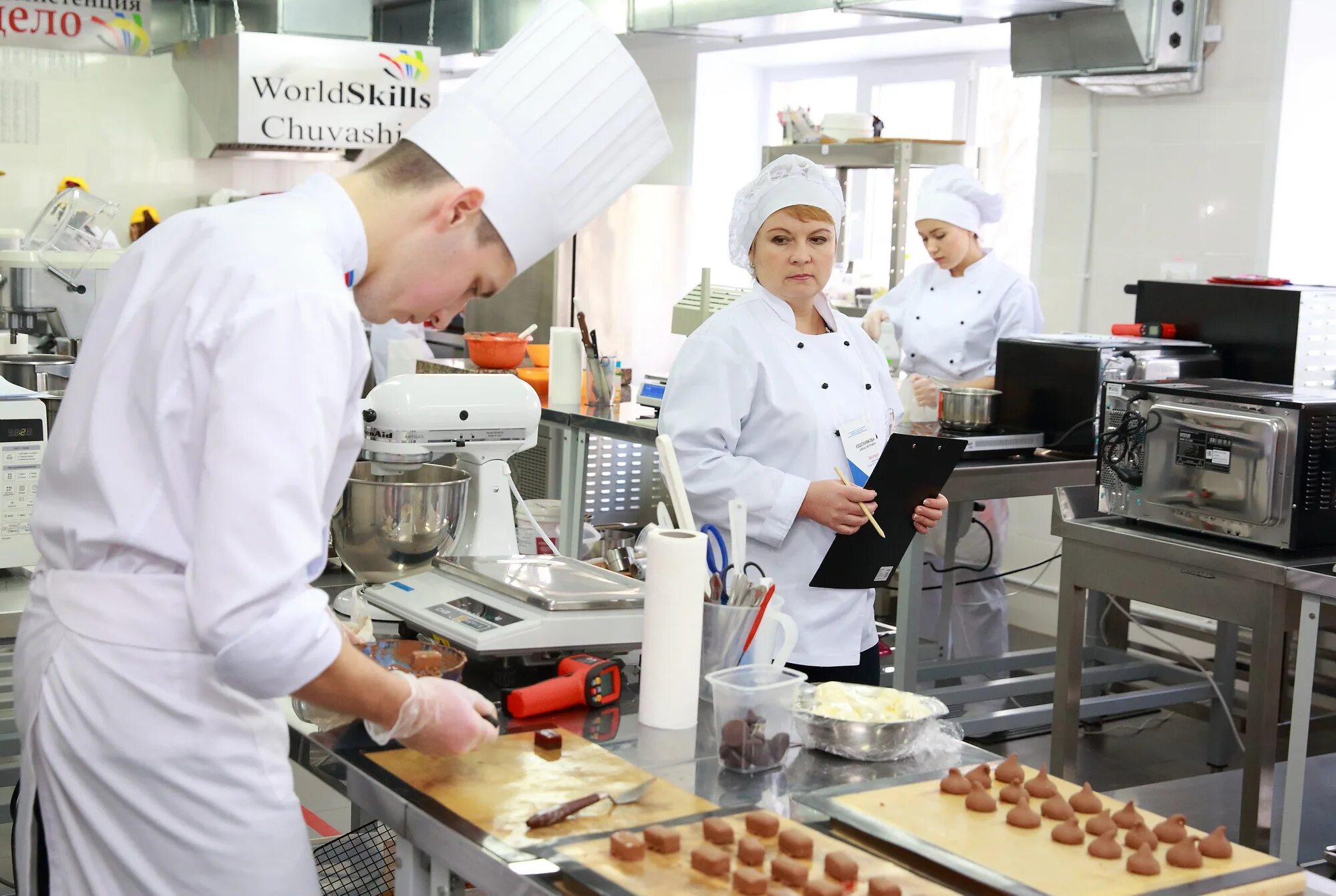 Химик лаборант. Курсы технолога производства. Реставратор памятников каменного и деревянного зодчества 26 кадр. Профессия химик лаборант. Инженер машиностроения.