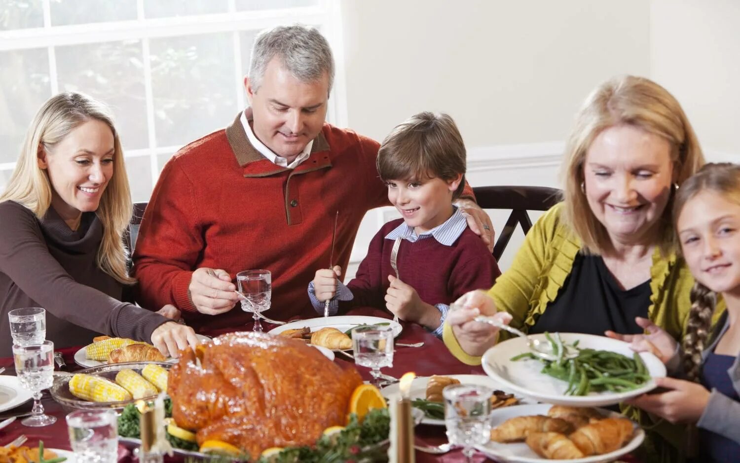 Семья за столом. Family diners. Family diners. Ужин с семьей. Ужин с семьей.