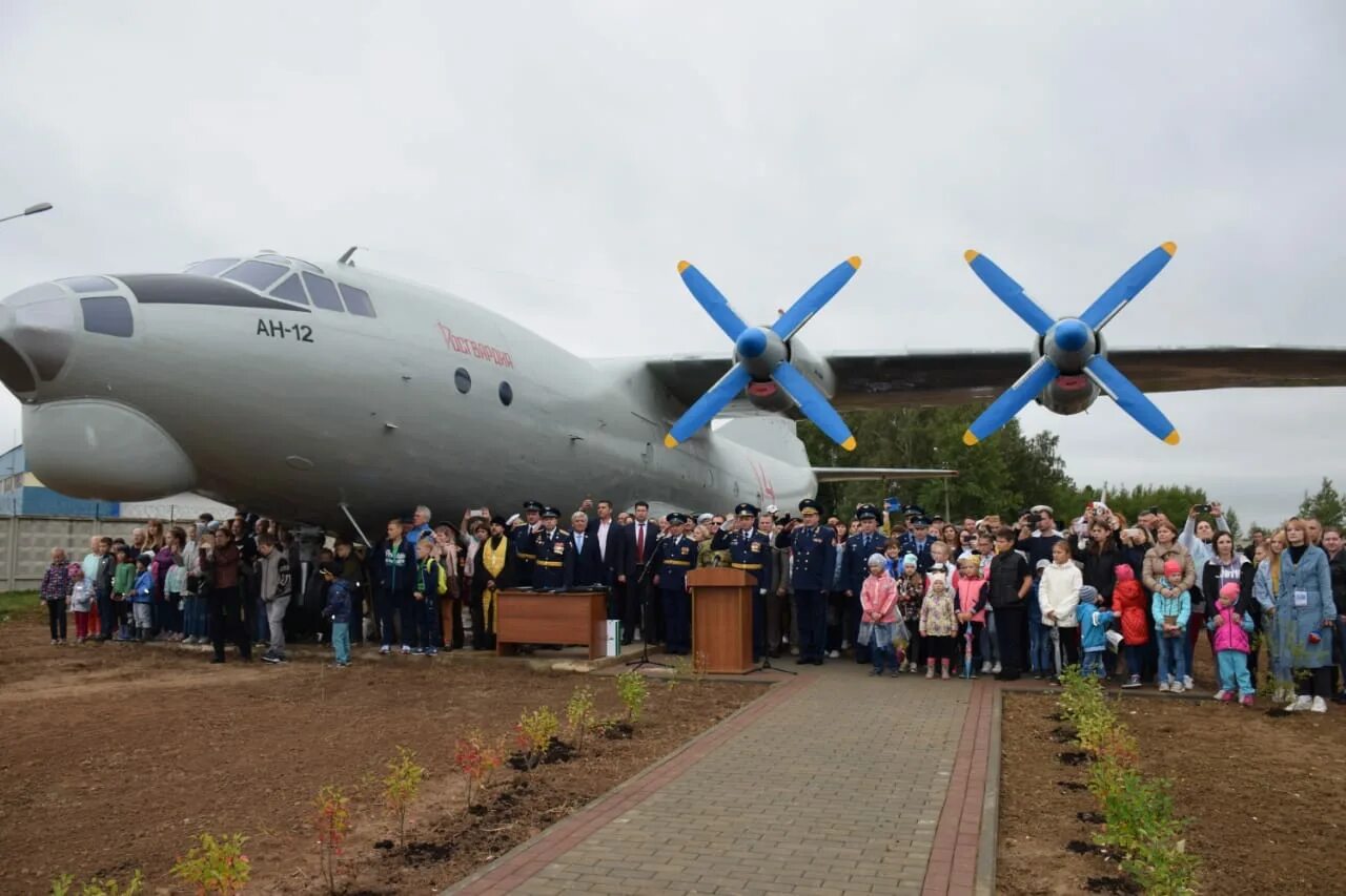 Полетели калуга. АН 12 Ермолино памятник. Аэродром Ермолино в Калужской области. Аэродром Ермолино АН 12. Памятник АН 12 В Балабаново.