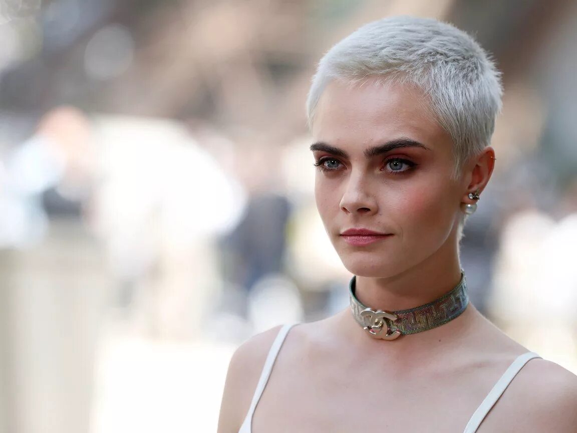 Cara Delevingne с короткой стрижкой. Cara Delevingne лысая.