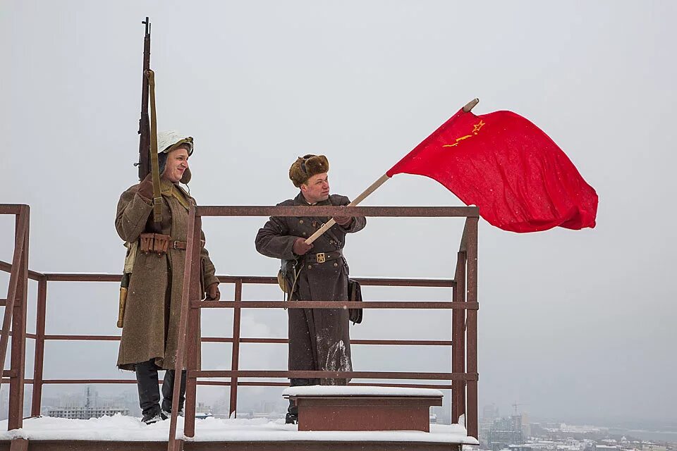 Кто поднял знамя на новгородским кремлем. Красное Знамя на здании. Красное Знамя над зданием. Красное Знамя революции. Красное Знамя на Украине.