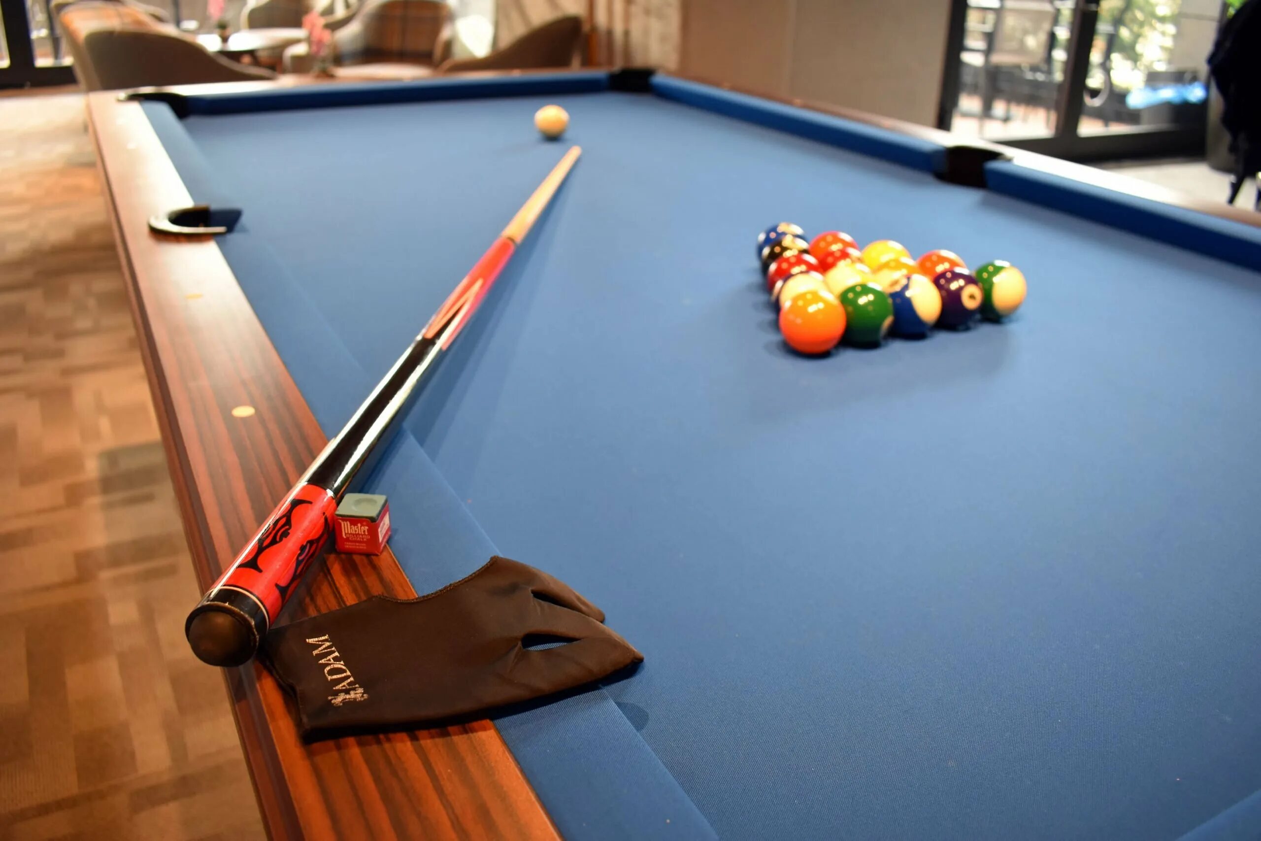 Человек играющий в бильярд. Банкет холл саратов томская. Бильярд клуб. Человек играющий в бильярд. Бильярд.