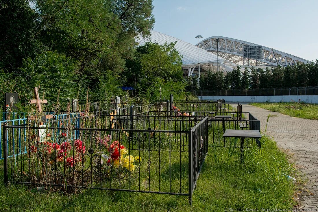 Кладбище в олимпийском парке. Старообрядческое кладбище Адлер. Олимпийский парк Адлер кладбище. Старообрядческое кладбище Сириус. Кладбище в Адлере Сочинская городское кладбище.