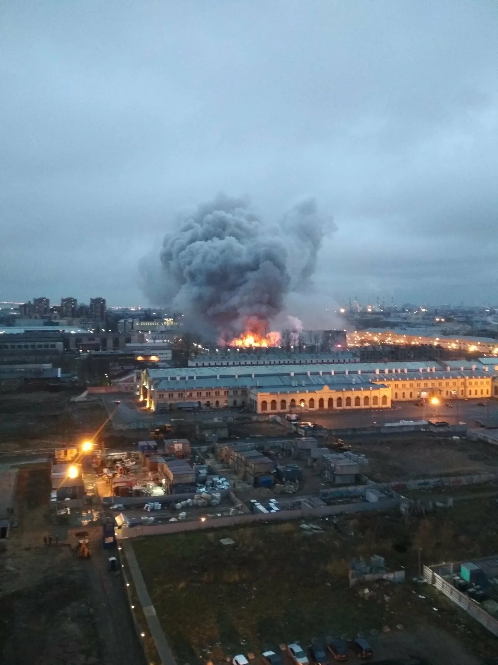 Питер последние новости на сегодня. Пожар в ленте в Санкт Петербурге. Пожар в Санкт-Петербурге сейчас горит. Пожар в гипермаркете лента в Петербурге. Пожар в СПБ сейчас.