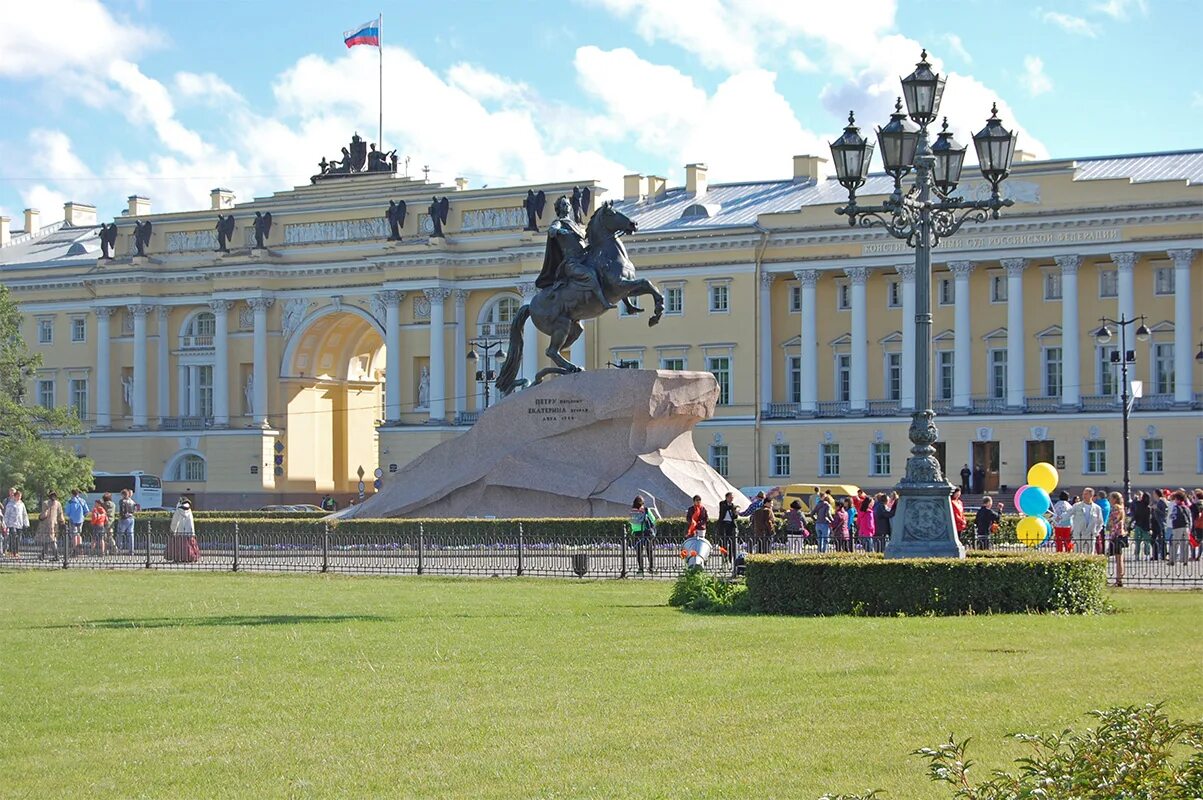 Площадь петра 1 санкт петербург. Медный всадник, Санкт-Петербург, Сенатская площадь. Медный всадник на Сенатской площади. Санкт-Петербург, Сенатская площадь, дом 1.. Памятник Петру 1 на Сенатской площади.