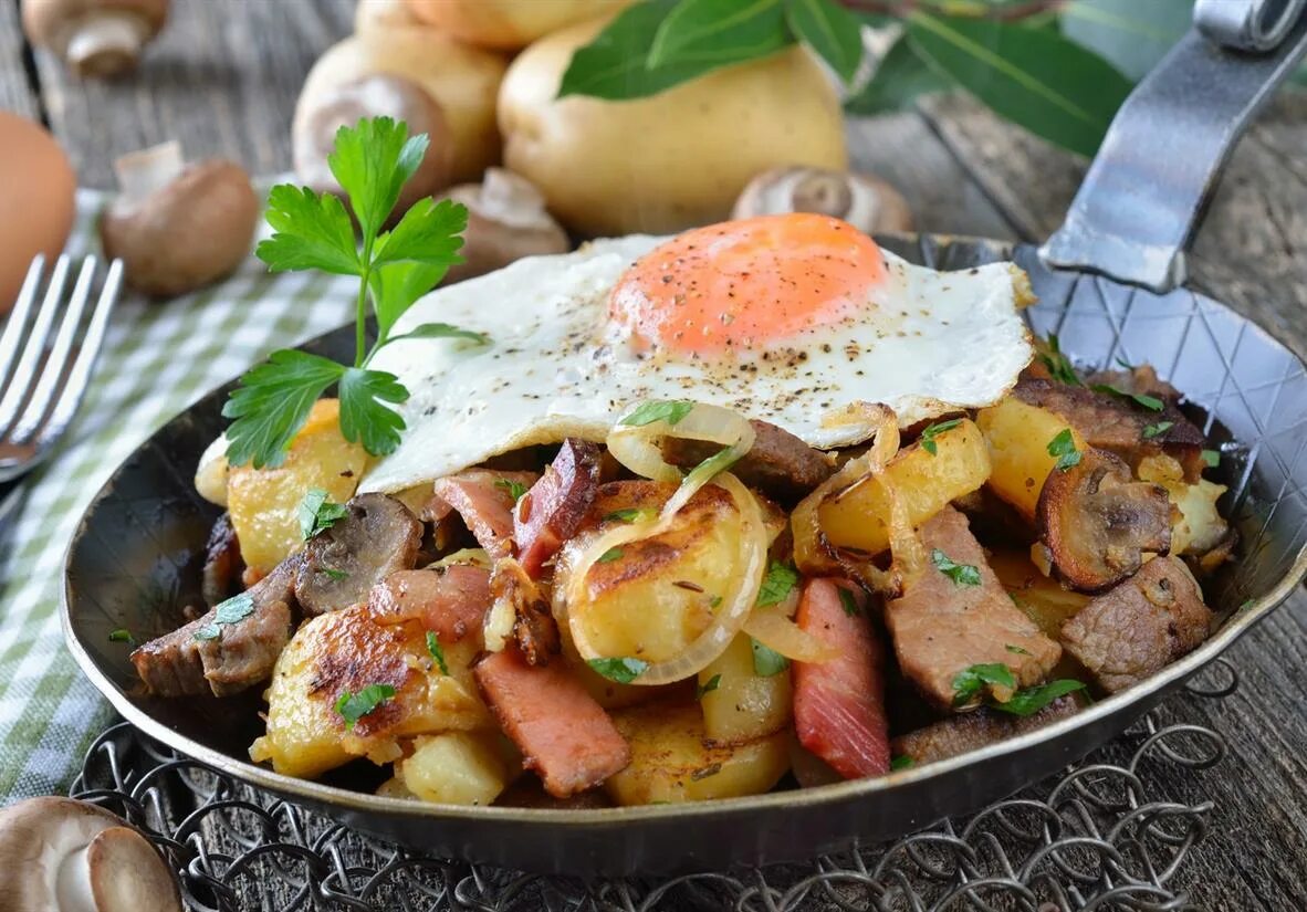 Картошка по деревенски с мя. Картофель по домашнему с грибами. Картофель по деревенски с мясом. Картошка по деревенски с мясом на сковороде. Овощи на сковородке.