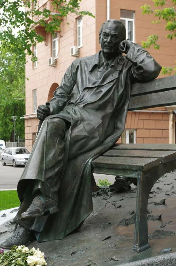 Какой памятник культуры был создан михалковым. Какой памятник культуры был создан михалковым. Какой памятник культуры был создан михалковым. Памятник бунину в москве на поварской улице. Памятник сергею михалкову на поварской улице.
