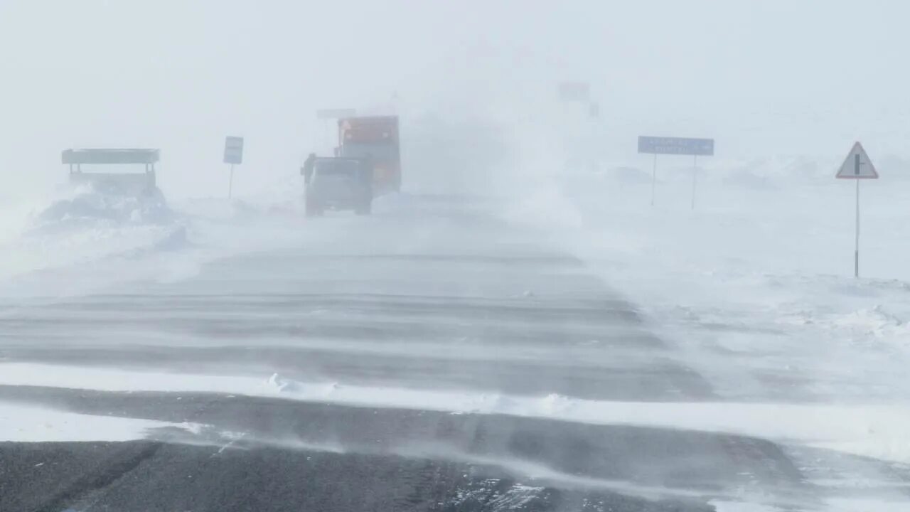 Трасса Ушарал - Достык. Снег на Алматинской трассе. Погодные условия метель. Непогода в Западной Казахстане.