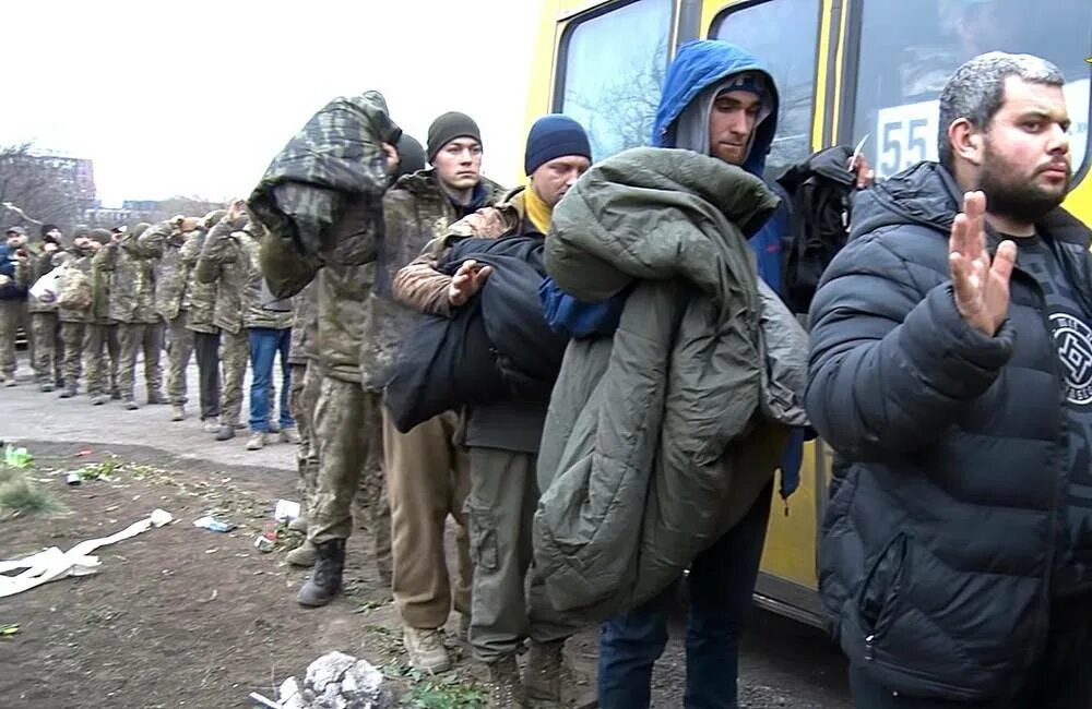 Пленные солдаты ВСУ В Донецке. Пленные украинские солдаты. Пленные солдаты РФ В Украине. Украинцы воюют против украинцев