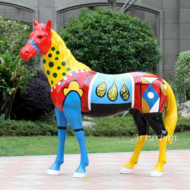Лошадь в саду. Скульптуры из стеклопластика. Лошадь из стеклопластика в натуральную величину.