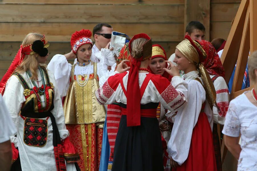 Люди в национальной одежде. Русский национальный костюм. Люди в русских народных костюмах. Русская народная культура. Русский народ.