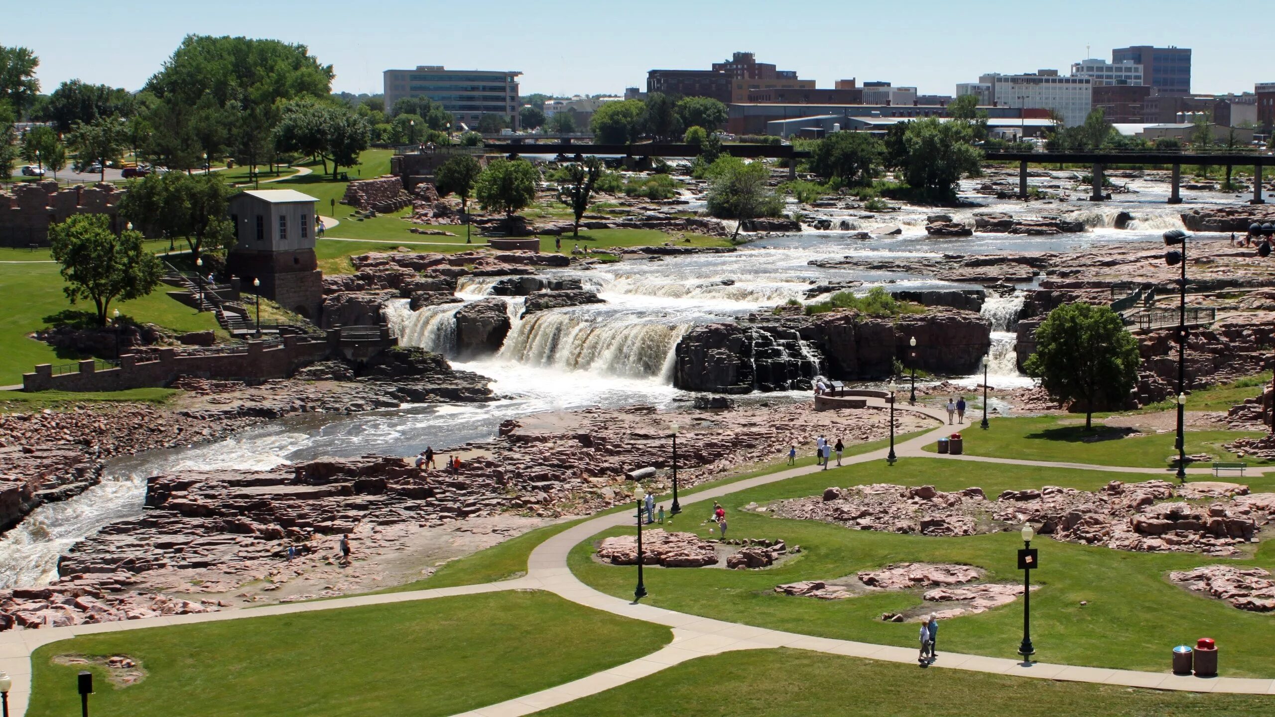 Pet falls. Су-Фолс Южная Дакота. Falls Park Южная Дакота. Фонтан в городе Пирр в Южной Дакоте. Су Фолс город США.