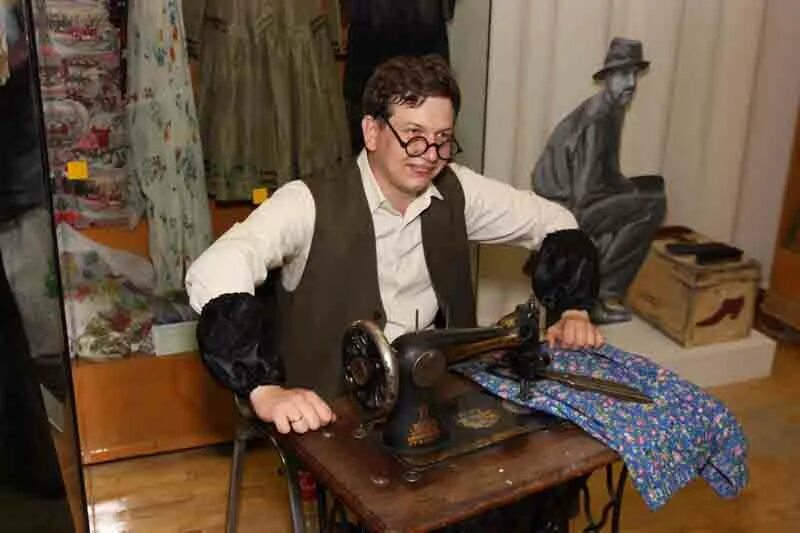 швея закройщик. швея. тейлор портной. старый портной. мужчина швея.