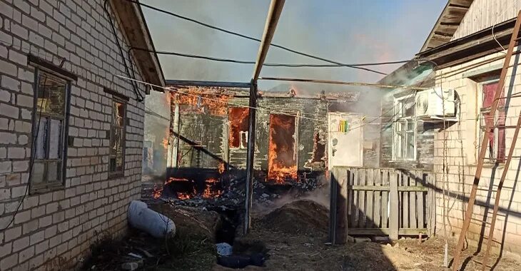 Пожар в волгограде 10 июля. Волгоград пожар на оптовой базе. Пожар в волгограде сейчас. Пожар в волгограде сейчас. Пожар в волгограде 12 января 2023 года.