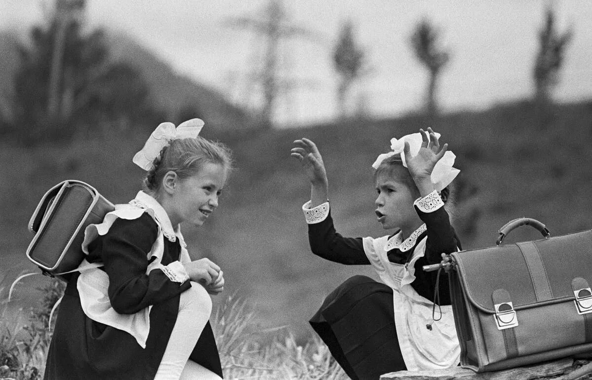 Школьная форма гимназистов царской россии. Детство ссср 80е. Школьники ссср. Нина свиридова и дмитрий воздвиженский мечтатели. Школьная форма в россии в 1834 году.