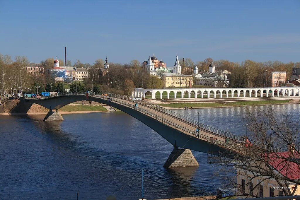 Сколько живет в новгороде. Река Волхов Великий Новгород. Пешеходный мост через Волхов Великий Новгород. Великий Новгород Кремль река Волхов. Великий Новгород мост на реке Волхова.