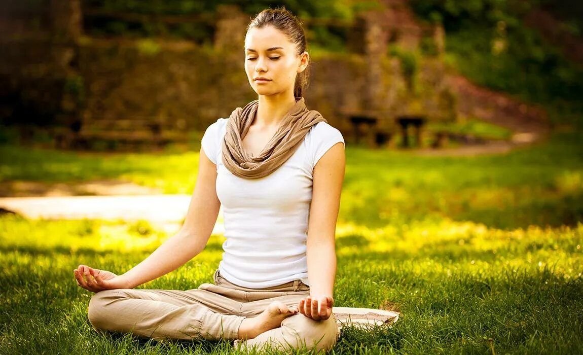 Маха Ишвара. Девушка медитирует. Медитация. Йога медитация.