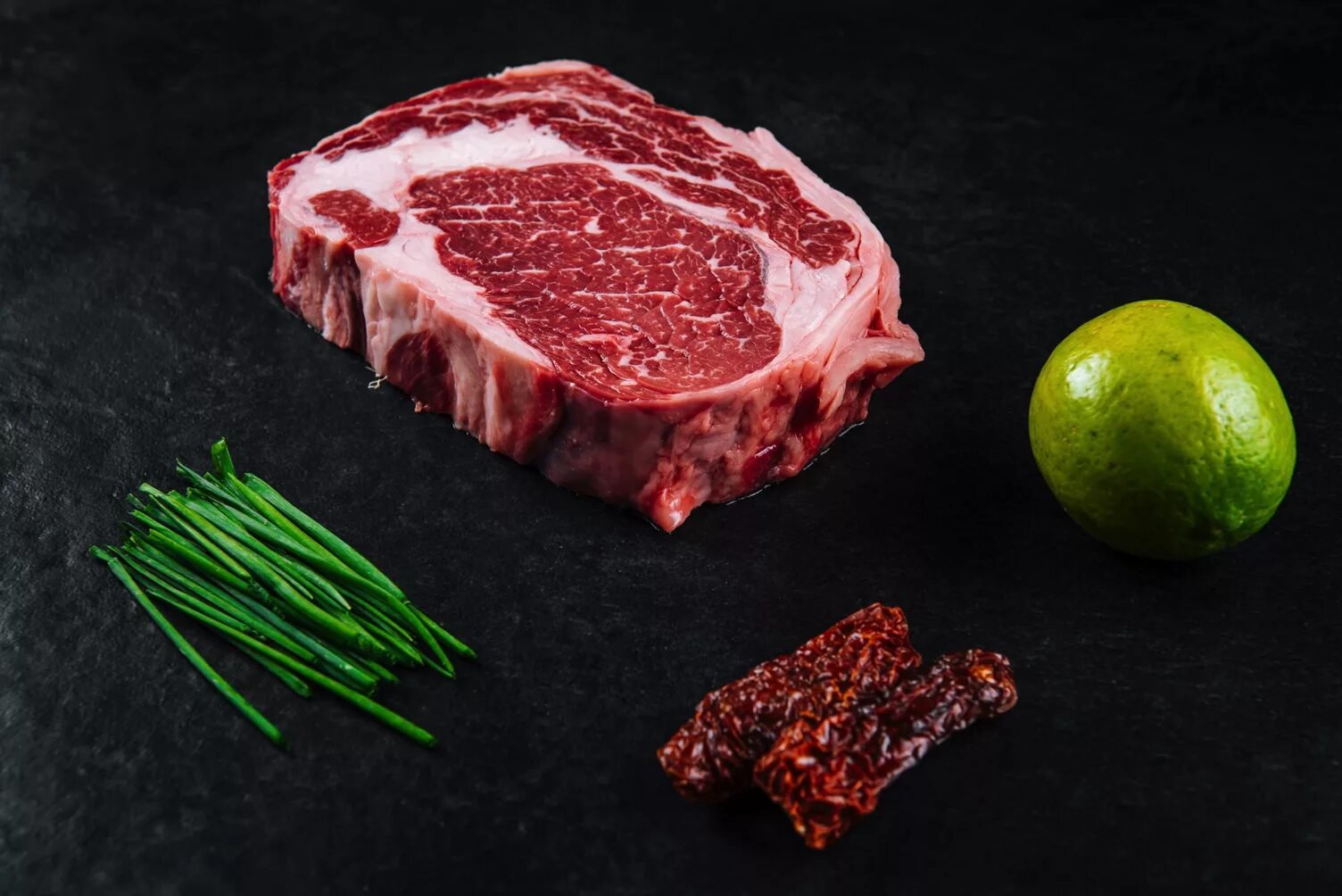 Мякоть бедра говядины мираторг. Мраморная говядина кг. Килограмм мраморной говядины. Мраморная говядина япония вагю. Мраморная говядина кг.