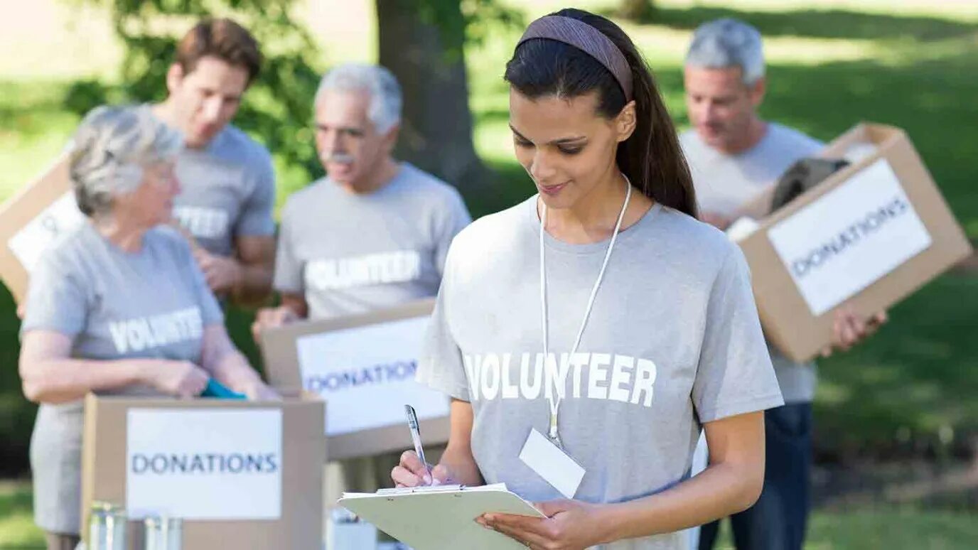 Волонтеры пишут. Волонтеры улыбаются. Женщина волонтер. Volunteering вертикальный. Счастливые волонтеры.