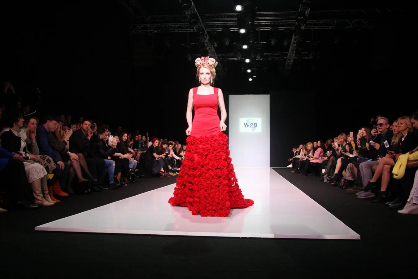 песня показ мод. Fashion show metal. фэшн шоу. модный показ фон. белла хадид упала на подиуме.