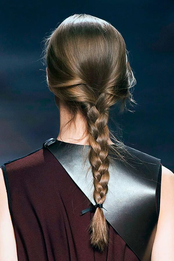 обычные косички. косичка. французские косы. две косички для девочек в школу. косичка обычная.