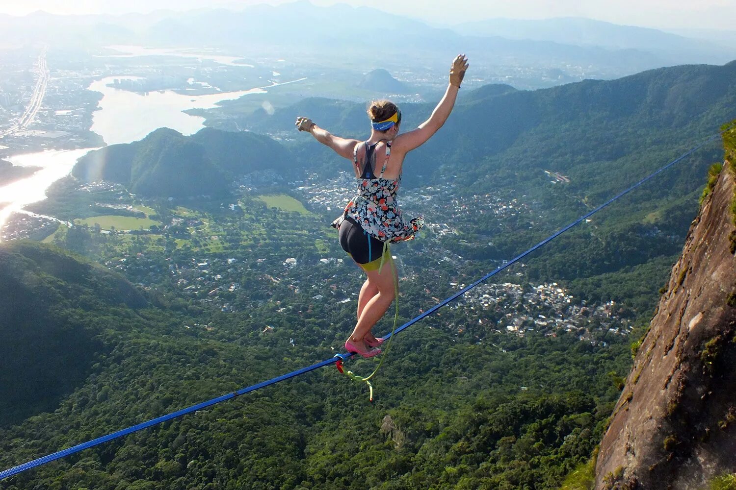 Нестандартная высота. Слэклайн над Рио-де-Жанейро. Канатоходец над пропастью.