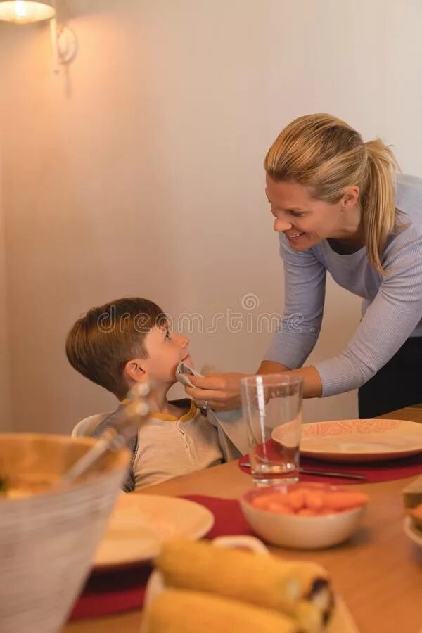 Помогла сыну ртом. Мама вытирает рот. Мужчина вытирает рот салфеткой. Женщина вытирает рот салфеткой. Вытирает рот сыну.