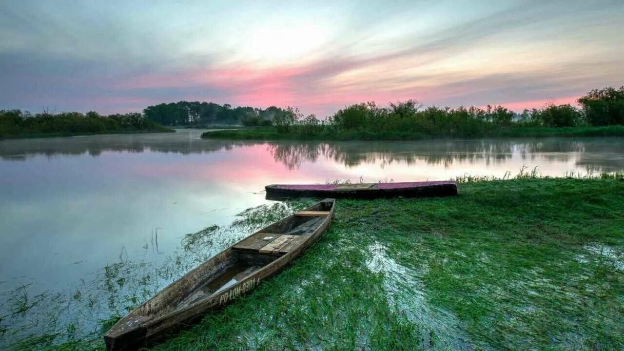 Берег озера. Озеро больмен швеция. Шхеры швеции. Лодка на озере. Лодка на воде.