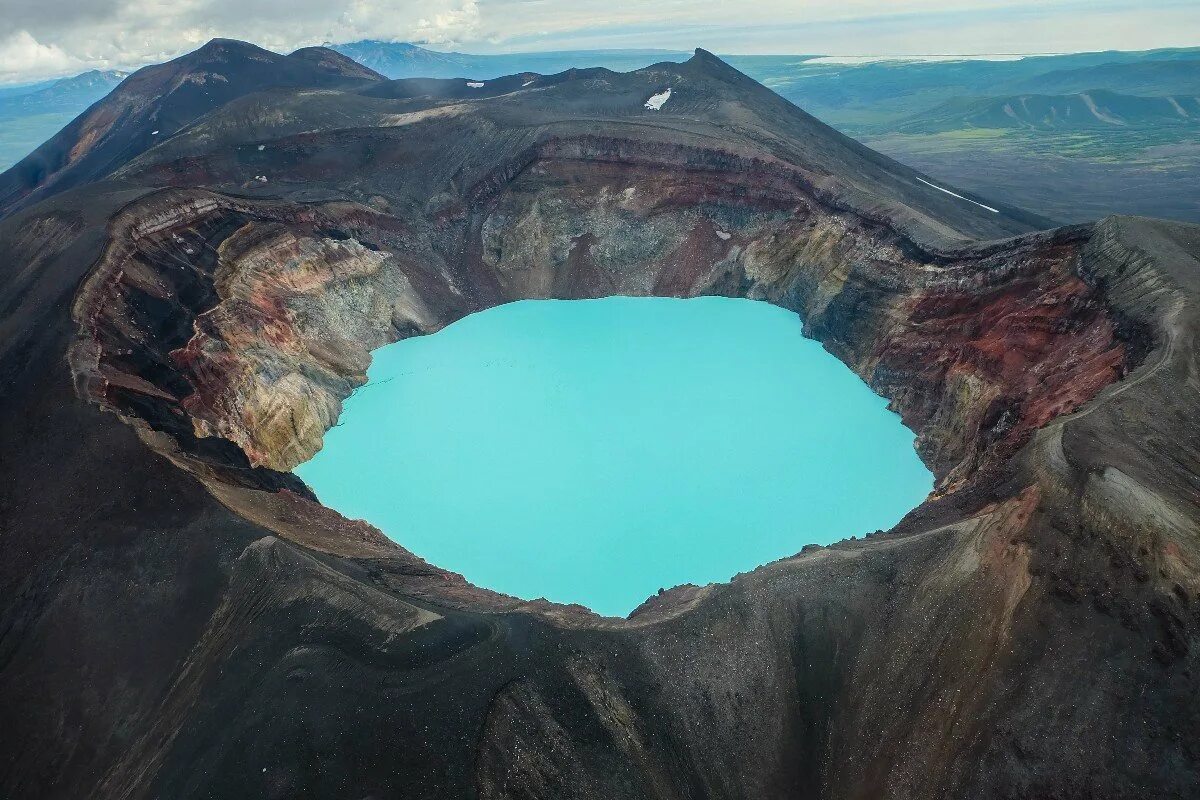 Вулкан малый семячик камчатка. Вулканическое озеро троицкое. Озеро троицкое камчатка. Озеро малый семячик, камчатка. Вулкан малый семячик камчатка.