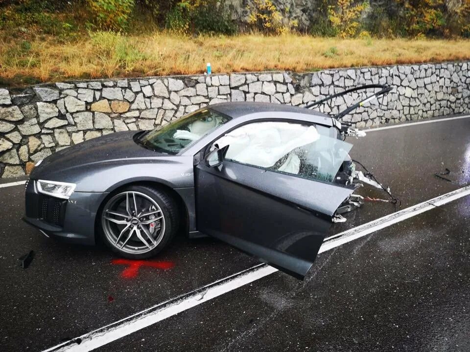 Audi r8 crash. Разбитый Ауди рс6.