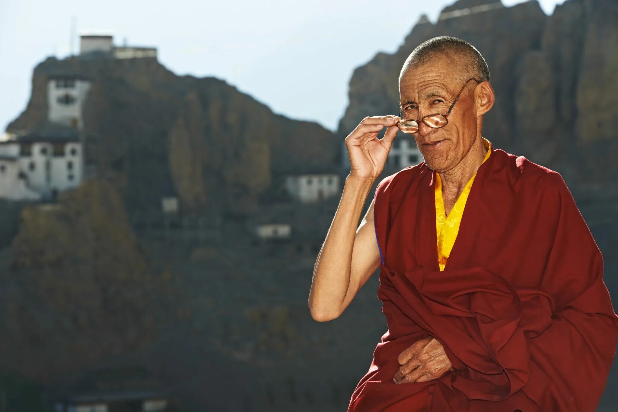 Монах долгожитель. Буддистский монах Тибет. Буддийские монахи на фоне гор. Счастливый монах. Буддийские монахи фон.