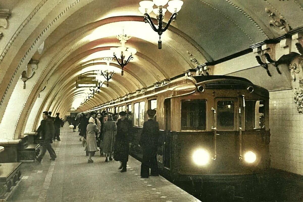 Включи старая станция. Метро Арбатская 1953. Станция Арбатская 1935. Станция метро Арбатская 1935. Станция Арбатская Арбатско-Покровская.