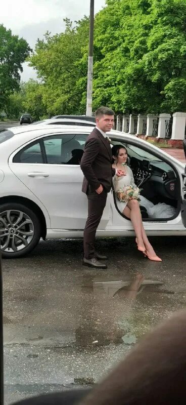 машина жениха и невесты. невеста спойлер. свадебное платье на машину. сбежавшая невеста 1999. обтекатели на машине.