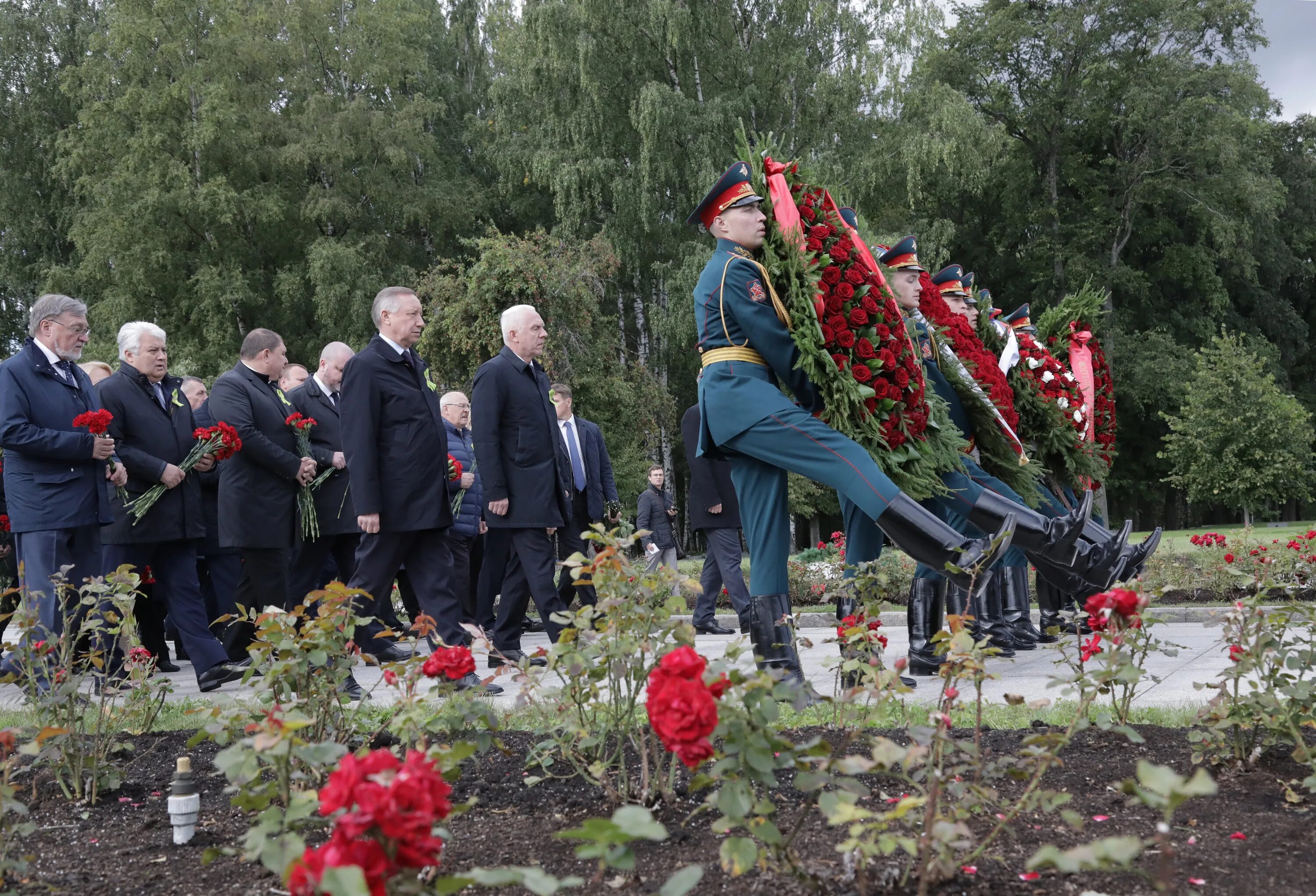 Новости спб пискаревский. Пискаревское кладбище в Санкт-Петербурге. Мемориал на Пискаревском кладбище. Кладбище в Питере блокадников. Возложение венков на Пискаревском кладбище 2022.