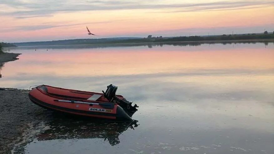 Лодка на реке. Катеры река. Дно реки. Катание на лодке. Утонули родители