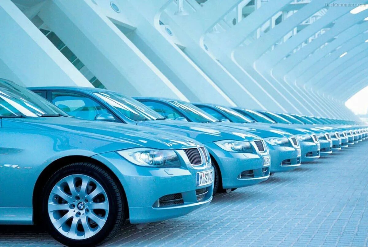 Продажа автомобилей в организациях. Машины (синяя). Голубой автомобиль. Машина на синем фоне. Много машин.
