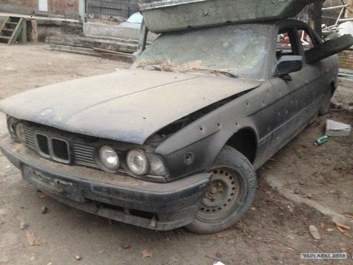 БМВ е34 90-е. Расстрелянная БМВ е34. BMW e34 из 90. BMW e34 взорванная.