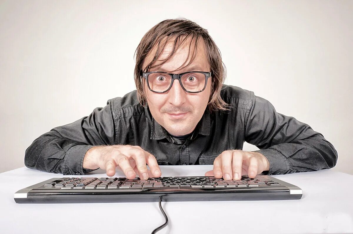 Компьютерщик в очках. Программист в очках. Комментатор в интернете.